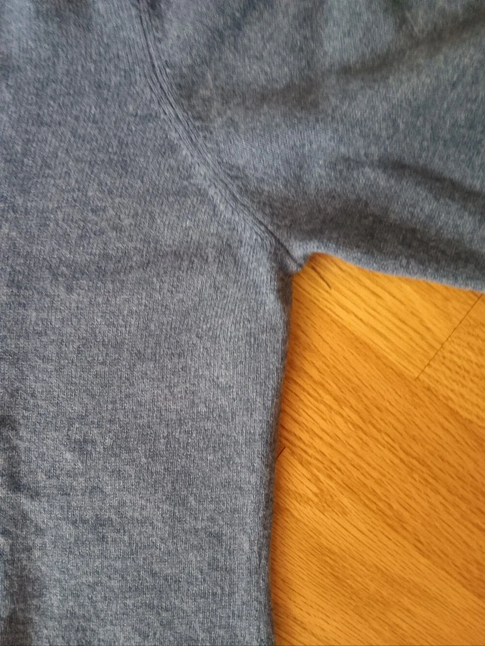 Women's V-Neck Cashmere Sweater in Heather Blue
